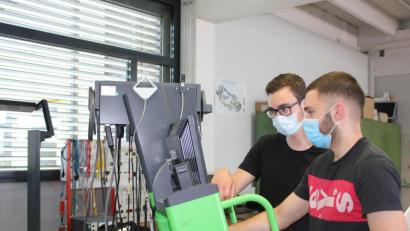 Bild: Elisabeth Bayern-HWK/exb
Der Beruf des Kfz-Mechatronikers war auch 2020 wieder der beliebteste Ausbildungsberuf im ostbayerischen Handwerk.