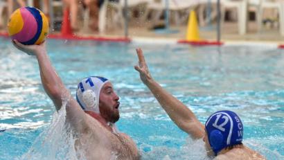 Bild: af
Der Bundesligastart für die Weidener Wasserballer (links Sean Ryder) ist noch lange nicht in Sicht.