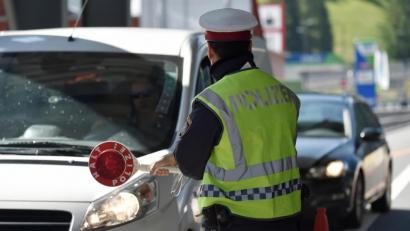 Bild: Angelika Warmuth/dpa
Polizisten kontrollieren die Fahrzeuge bei der Einreise.