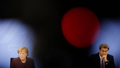 Archivbild: Markus Schreiber/dpa
Bundeskanzlerin Angela Merkel (CDU) und Markus Söder (CSU), Ministerpräsident von Bayern, in einer Pressekonferenz.