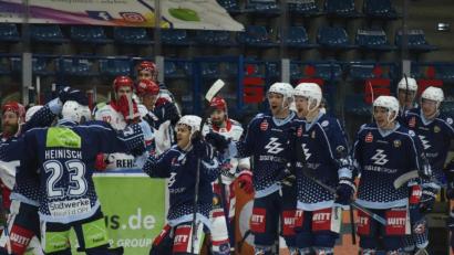 Bild: gb
41 Sekunden vor Ende der Verlängerung kannte der Jubel bei den Blue Devils keine Grenzen, nachdem Martin Heinisch den entscheidenden Treffer zum 3:2-Sieg gegen Spitzenreiter Selber Wölfe erzielt hatte..