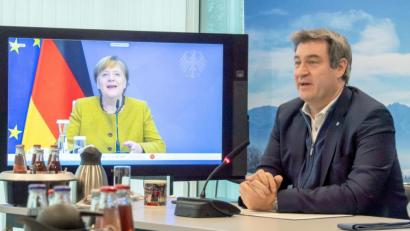 Bild: Peter Kneffel/dpa
Markus Söder (CSU), Ministerpräsident von Bayern, nimmt in der bayerischen Staatskanzlei an einer Videokonferenz mit Bundeskanzlerin Angela Merkel (CDU) und bayerischen Landräten und Oberbürgermeistern teil.