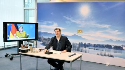 Bild: Peter Kneffel
Ministerpräsident Markus Söder nahm am Freitag an einer Video-Konferenz mit Bundeskanzlerin Angela Merkel teil. Mit von der Partie waren auch Oberbürgermeister Michael Cerny und Landrat Richard Reisinger.