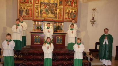Bild: kro
Kaplan Daniel Fenk (rechts), Oberministrant Simon Mehler (hinten rechts) und Ministrant Felix Kohl (hinten links) hießen sechs neue Ministranten (erste und zweite Reihe) willkommen.