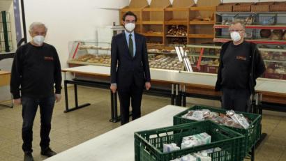Bild: Dobmeier
Eine Spende hatte der Landtagsabgeordnete Stephan Oetzinger (Mitte) für die Weidener Tafel im Gepäck und überreichte sie Englbert Mayer (rechts) und Hermann Rothballer.