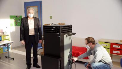 Bild: bkr
Hausmeister Sven Bayer (rechts) testet mit Bürgermeister Günter Kopp eines der drei Geräte, die im Kulmainer Schulhaus für saubere Luft sorgen sollen.