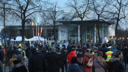 Bild: Wolfgang Steinbacher
Zur Querdenker-Demo vor dem ACC kamen am Samstagabend wieder rund 400 Menschen.