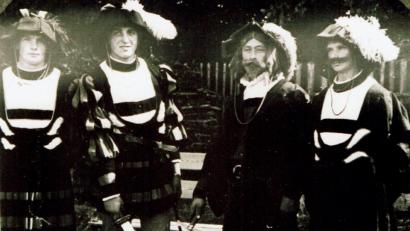 Repro: sh
Schnaittenbach, das eng mit dem Namen und der Geschichte der Kastner verbunden ist, führte im Jahre 1933 zur 600-Jahrfeier der Markterhebung das Festspiel "Friedrich der Kastner" als Freilichttheater am Buchberg auf. Das Bild zeigt die "Bürger von Schnaittenbach".