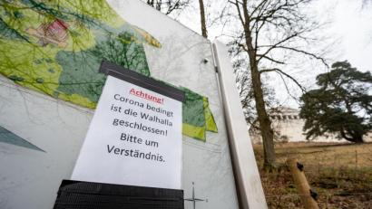 Bild: Armin Weigel
„Achtung! Coronabedingt ist die Walhalla geschlossen!“ steht auf einem Zettel vor der Walhalla. Foto: Armin Weigel/dpa