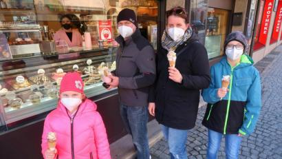 Bild: Kunz
Endlich wieder Eis schlecken: "Ein tolles Gefühl in dieser schlimmen Zeit", sagt sich diese Familie.