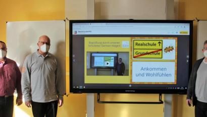 Bild: stg
Schulleiter German Helgert (rechts), Konrektor Holger König (links) sowie Walter Thurn präsentierten die "aufgerüstete" Homepage der Realschule Kemnath
