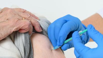 Bild: Uwe Zucchi
Eine Seniorin bekommt in einem Impfzentrum in Calden ihre Impfung gegen Covid-19. Foto: Uwe Zucchi/dpa