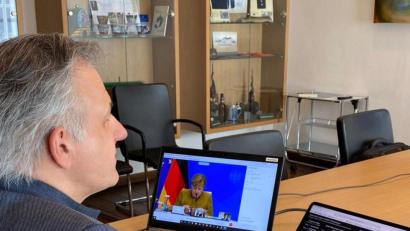 Bild: Landratsamt Tirschenreuth/exb
In der Videokonferenz mit Bundeskanzlerin Angela Merkel brachte sich auch Landrat Roland Grillmeier ein.