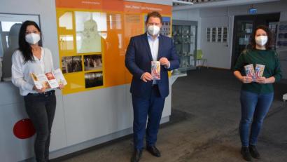 Bild: jr
Das Team des Museums Mitterteich mit Marion Papsch (links) und Nicole Schuller sowie Bürgermeister Stefan Grillmeier präsentierten das Jahresprogramm 2021.