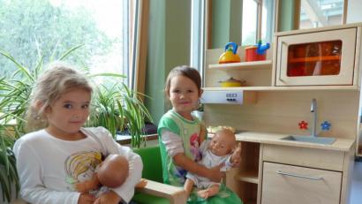 Bild: Portner
Die Infrastruktur am Ort ist für junge Familien ideal. Der neue Kindergarten mit der modern ausgestatteten Puppenecke ist für diese beiden Mädchen ein Argument zum Wohlfühlen.