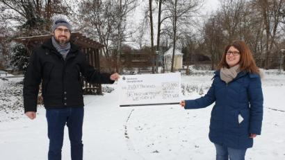 Bild: exb/Severin Hirmer
Round Table-Präsident Felix Weiser übergibt Julia Zimmermann von "Das magische Projekt e. V." einen symbolischen Scheck über 12.000 Euro.