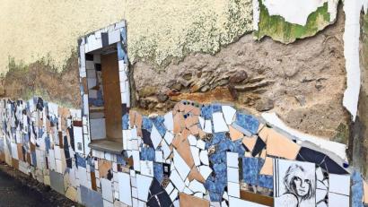 Bild: Richard Ryba/fph
Der künstlerisch gestaltete Sockelbereich erinnert noch an die von Zoula Fürst ins Leben gerufene Malschule. Darüber bröckelt der Putz.