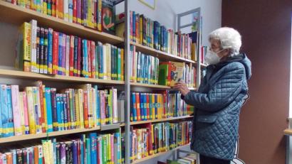 Bild: Anita Benkhardt/exb
Die wichtigste Abteilung der Pfarrbücherei ist der Bereich für die Kinderbücher. Die Auswahl dort ist riesengroß. „Insgesamt stehen fast 4000 Bücher für den Nachwuchs in den Regalen“, weiß Mitarbeiterin Marianne Reger.