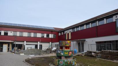 Bild: bnr
Nachdem die Fassadenarbeiten an der Mittelschule größtenteils abgeschlossen sind, verlagern sich die weiteren Arbeiten in den Innenbereich. Bis nach den Sommerferien soll alles fertig sein.