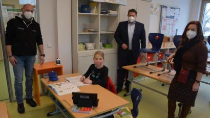 Bild: jr
Die Notbetreuung an der Grundschule Mitterteich wird von allen zehn Klassen der Schule genutzt. Mit im Bild Hausmeister Robert Hoyer (links), Bürgermeister Stefan Grillmeier und Rektorin Renate Zuber.