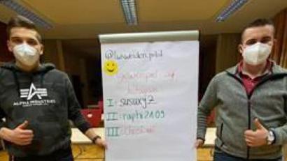 Bild: Theresa Bäuml/exb
Alexander Windirsch und Peter Krug präsentieren die Gewinner.