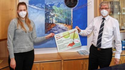Bild: njn
Der neue Malwettbewerb läuft bis 31. März. Auf dem Bild (von links) Organisatorin Carolin Böckl und Bürgermeister Johannes Reger.