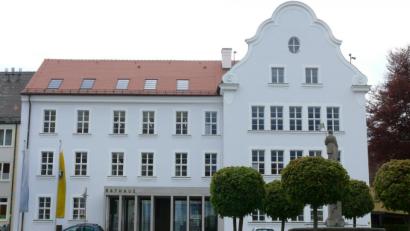 Bild: kgg
Am 23. Februar 1896 bekam der damalige Markt Waldsassen (im Bild das heutige Rathaus) durch Prinzregent Luitpold die Stadtrechte verliehen. Gefeiert wird das Jubiläum aber wegen der Pandemie nicht.