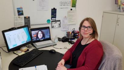 Bild: Wirtschaftsschule/exb
Die Aktionswoche organisierten Schulpsychologin Franziska Urban (auf dem Bildschirm) und Schulsozialpädagogin Katharina Eck (vorne, rechts).