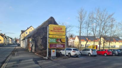 Bild: sne
Hinter halb des Parkplatzes soll der neue Netto-Supermarkt entstehen. Dafür werden Stromleitungen neu verlegt und der Gehsteig gleich mitgemacht.
