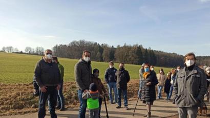 Bild: Bernd Dirschl/exb
Der Dialog mit den Anwohnern der geplanten PV-Freiflächenanlage "Am Postweiher" stand beim FDP-Ortstermin im Mittelpunkt.