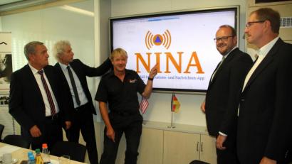 Bild: jrh
Zwei Landkreise und die Stadt verlassen sich auf Nina: (von links) Oberbürgermeister Kurt Seggewiß, Landrat Wolfgang Lippert, ILS-Experte Jürgen Meyer, Landrat Andreas Meier und ILS-Chef Alfred Rast bei der Vorstellung der neuen Warn-App.