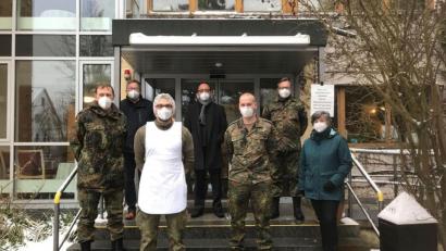 Bild: Susanne Schwab/exb
Hauptmann Anton Sertl, Oberbürgermeister Michael Cerny, Heimleiter Marcus Keil, Oberstleutnant Stephan Koller und die Pflegefachberaterin der Führungsgruppe Katastrophenschutz, Birgit Hübner (hinten, von links), mit den diensthabenden Soldaten vor dem Seniorenheim der Diakonie in der Hellstraße in Amberg.