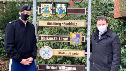 Bild: Stadt Weiden/exb
Das Schild an der Partnerschaftstafel tauschen (von links) Oberst Christopher R. Danbeck und Oberbürgermeister Jens Meyer.