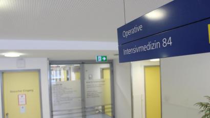 Bild: Kliniken Nordoberpfalz/exb
Hinter der Tür zur Intensivstation im Weidener Klinikum kämpfen Ärzte und Pfleger um das Leben von Coronapatienten und anderen Schwerkranken.