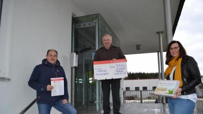 Bild: fue
Karin Birk und Martin Pepiuk (links) von der Unternehmergruppe Create Your life zauberten mit ihrer Spende von 3700 Euro dem Kinderkrebshilfe-Verein ein Lächeln ins Gesicht.