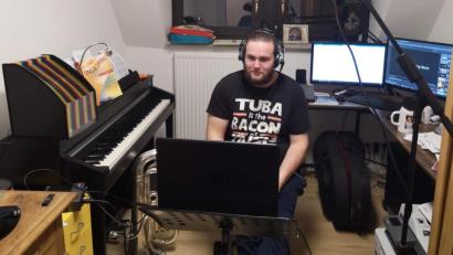 Bild: u
Für den Dirigenten Wolfgang Vögele bedeutet die Online-Probe eine echte Herausforderung. Wegen der aufwändigen Technik muss er teilweise mit sechs verschiedenen Geräten hantieren. Sein Urteil: „So positiv es ist, gemeinsam online musizieren zu können, so problematisch ist es, auf diese Art und Weise konzertante Werke einzuüben.“