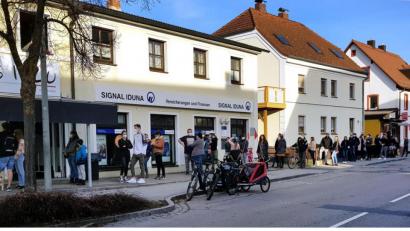 Bild: Andreas Rupprecht
Eine Menschenschlange vor einer Eisdiele in Kümmersbruck am Samstag.