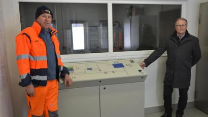 Bild: jr
Wasserwart Alfons Haberkorn (links) und Bürgermeister Max Bindl an einem Schaltpult im Pumphaus des Wasserzweckverbandes "Konnersreuther Gruppe".