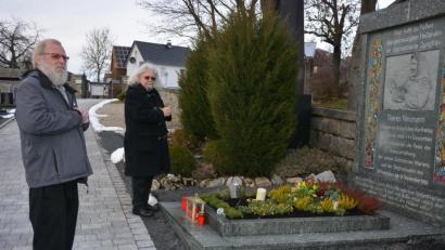 Bild: jr
Stadtpfarrer Peter König (rechts) aus Vilsbiburg führte den jüngsten Resl-Gebetstag als Hauptzelebrant und Prediger an. Vor dem Gottesdienst besuchte er mit Pfarrseelsorger Pater Benedikt Leitmayr das Grab von Therese Neumann auf dem Friedhof.