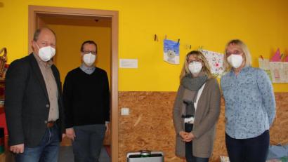 Bild: ads
Bei der Übergabe der beiden Luftreiniger: Christine Schneider vom Hersteller-Betrieb in Regenstauf (rechts) erklärte Peter Kehl von der Kirchenverwaltung, Stadtpfarrer Thoms Helm und Kindergartenleiterin Annett Rodehau (von links) die Bedienung der Geräte.