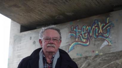 Bild: fppp
Hermann Meier unter der Brücke über die Thölauer Straße. Zum Graffiti im Hintergrund hat er eine besondere Beziehung.