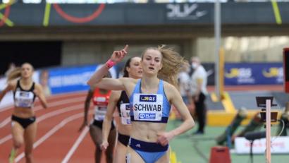 Bild: Kiefner
Der Zeigefinger zeigt's an: Corinna Schwab lief bei den Deutschen Hallenmeisterschaften der Leichtathleten über die 400 Meter erneut als Siegerin über die Ziellinie und verteidigte ihren im Vorjahr errungenen Titel.