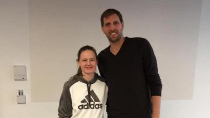 Bild: Hennig/exb
Sara Hennig mit ihrem großen Idol. Die Letzauerin traf Dirk Nowitzki im Dezember 2019 beim "Game Changer Programm" in Düsseldorf.