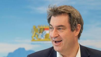 Bild: Peter Kneffel/dpa
Die Haare von : Markus Söder werden immer länger.