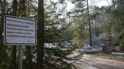 Bild: jr
Der Eingang zur Bauschuttdeponie Maiersreuth. Jetzt muss der Marktrat entscheiden, ob die Anlage geschlossen oder der seit 1990 laufende Betrieb fortgeführt wird.