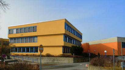 Bild: wpt
Dieser Teil des Schulhauses des Nabburger Gymnasiums macht dem Bauausschuss des Landkreises sorgen. Das Dach hat seine besten Jahre hinter sich.
