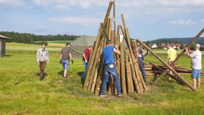 Archivbild: bsc
Das Johannisfeuer gehörte alljährlich zu den großen gesellschaftlichen Ereignissen bei der Kolpingsfamilie Friedenfels. 2020 musste die Veranstaltung coronabedingt ausfallen. Im Bild die Mitglieder bei der Vorbereitung der Feuerstelle im Jahr 2019.