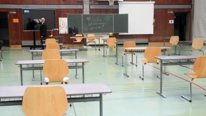 Bild: Gabi Schönberger
Tafeln in der Sporthalle und Tische mit Mindestabstand: Das Gymnasium Neustadt hatte sich bereits auf den Startschuss des Präsenzunterrichts für die 12. Klasse vorbereitet. Doch die Corona-Zahlen im Landkreis sind zu hoch.