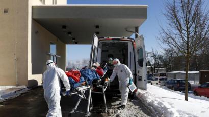 Bild: Petr David Josek/dpa
Medizinische Mitarbeiter in Schutzausrüstung transportieren eine Patientin auf einer Trage zu einem Krankenwagen vor einem Krankenhaus, das aufgrund einer hohen Anzahl an Coronapatienten überlastet ist.