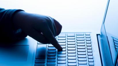 Symbolbild: Dominic Lipinski/dpa
Kriminelle inserieren zum Beispiel bei Ebay oder Vinted, einer Plattform für gebrauchte Kleidung. Die Käufer erhalten in vielen Betrugsfällen ihre Ware nicht. Betrugsopfer gibt es auch viele in Weiden und im Kreis Neustadt.